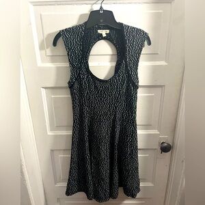 Silence + Noise Sz M Black / Gray Print Fit n Flare Cap Sleeve Open Back Dress